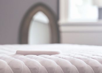 How Thick Should a Baby Mattress Be