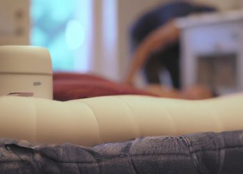 How to Inflate an Air Mattress With a Pump